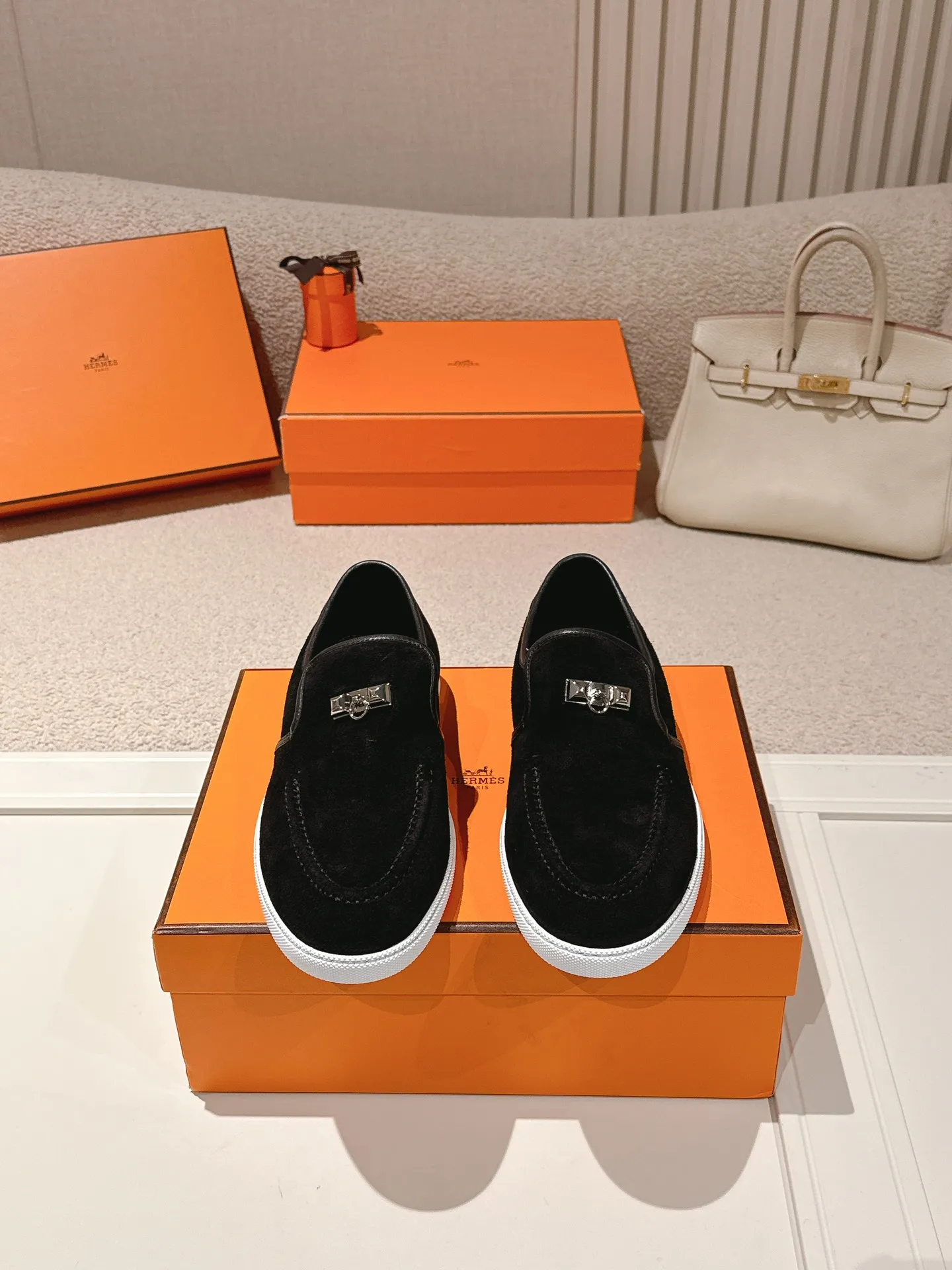 Men's Men's Shoes 600💰 Hermes# Couple Studded Loafers Calfskin and suede goatskin lace-up free sneakers with signature "H" detail. The design is simple and smooth, creating a fashionable urban look. It is comfortable and versatile. H family classics are not outdated, and the delivery counter is exquisitely packaged🛍📦 Fabric: Original customized imported first-layer cowhide/cow down Lining: Imported soft sheepskin Sole: Original open-molded anti-slip TPU material Size: 35-45